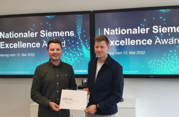 Patrick Heller (links) und Lorenz Rüegsegger von der Hochschule Luzern sind die Gewinner des mit 10‘000 CHF dotierten nationalen Siemens Excellence Award. Foto: Siemens Schweiz AG