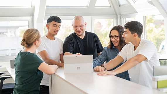 Electrosuisse-Mitarbeitende tauschen sich auf dem Gang aus