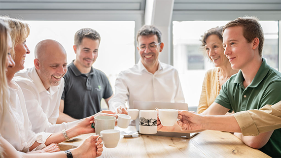 Electrosuisse-Mitarbeitende in einer persönlichen Atmosphäre