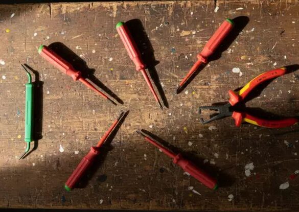 Entscheidender Schutz durch isolierte Werkzeuge und Arbeitsmittel
